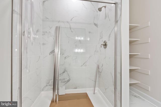 bathroom featuring tiled shower