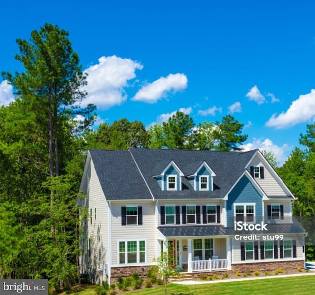 view of front of property featuring a front lawn and a porch