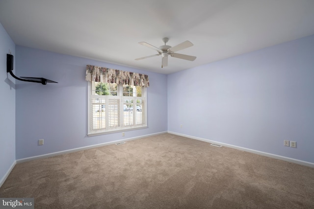 carpeted empty room featuring ceiling fan