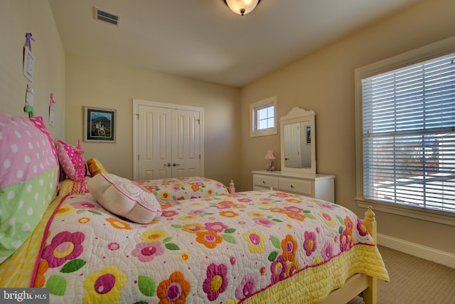 bedroom featuring carpet flooring and a closet