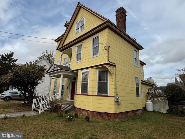 view of front of home with a front lawn