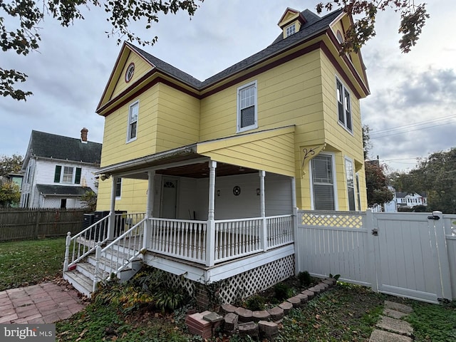 view of front facade with covered porch