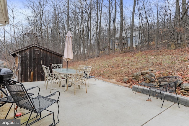 view of patio featuring a storage unit