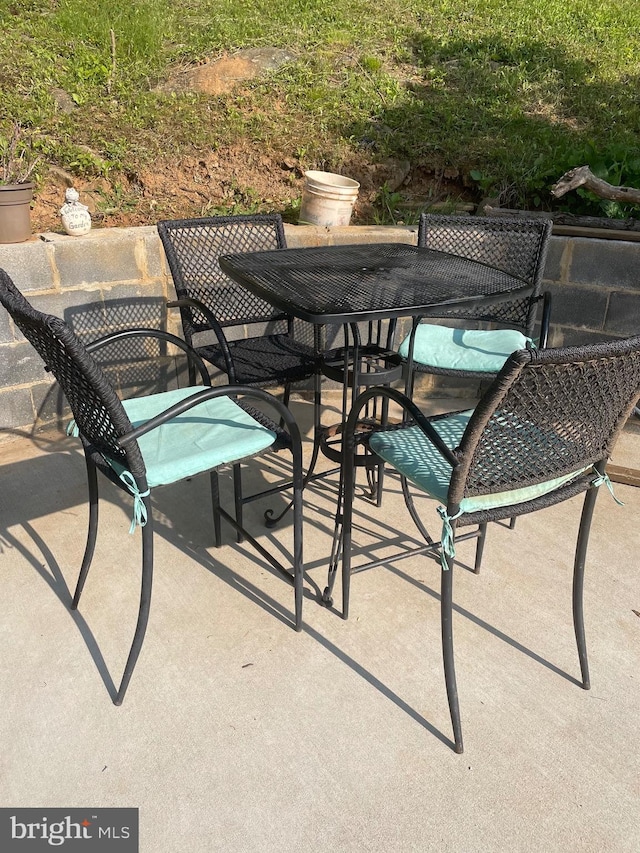 balcony featuring a patio and outdoor dining space