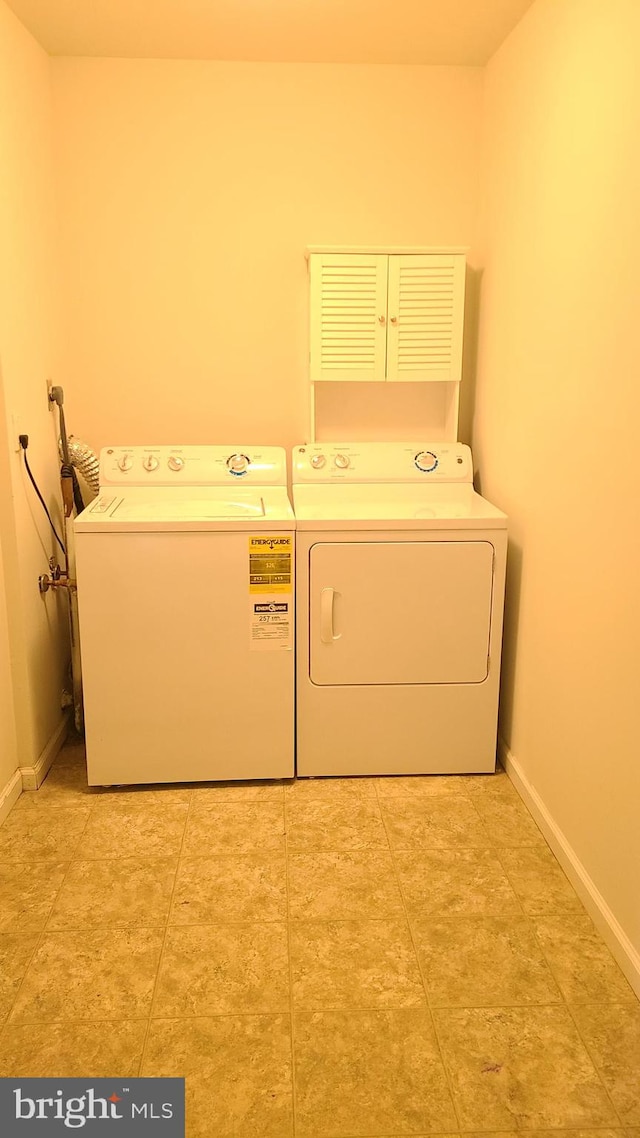 laundry room with washing machine and dryer