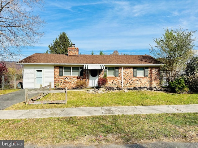 single story home featuring a front yard