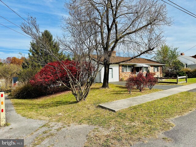 view of front of property with a front yard