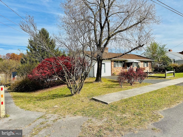 view of front of property featuring a front yard