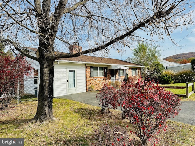 ranch-style home with a front yard