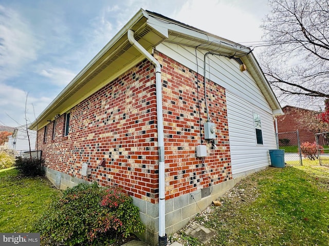 view of side of property featuring a lawn