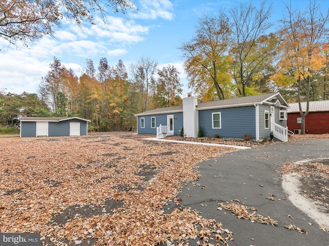 view of front of home featuring an outdoor structure and a garage