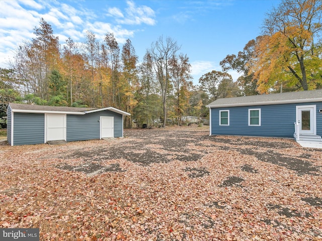 view of yard with an outbuilding