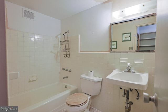 1900 John F Kennedy Blvd Unit 820, Philadelphia, PA 19103 - full bath featuring tile walls, toilet, bathing tub / shower combination, and a sink