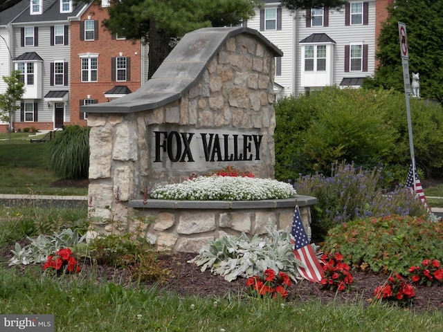 view of community / neighborhood sign