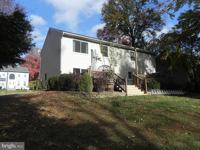 view of front of home featuring a front lawn