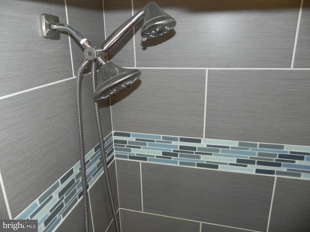 room details featuring a tile shower