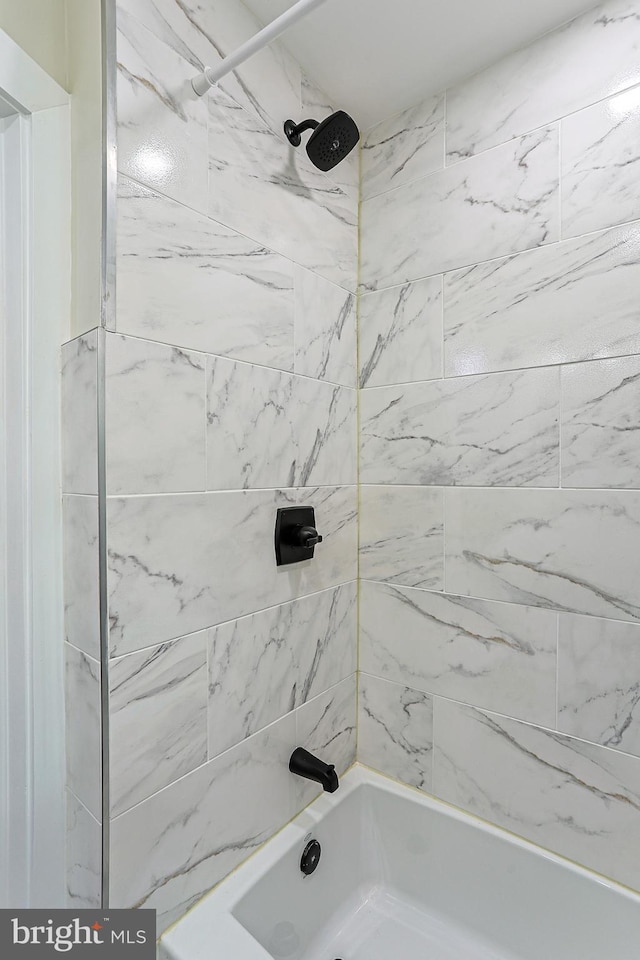 bathroom featuring tiled shower / bath