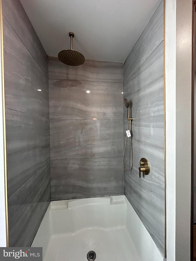 bathroom featuring a tile shower