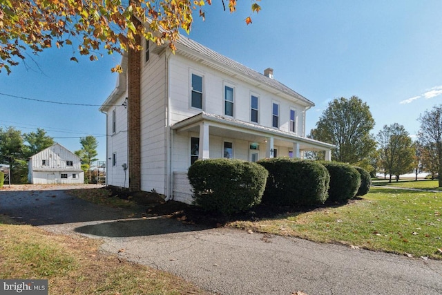 view of front of property with a front lawn