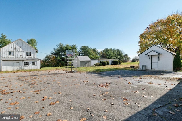 view of yard with a storage shed