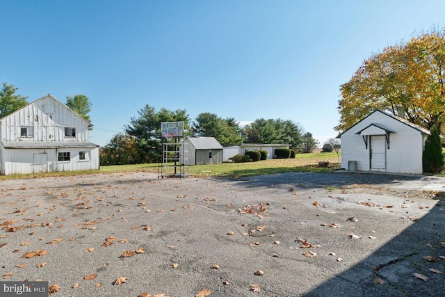 view of yard featuring an outdoor structure and a storage shed