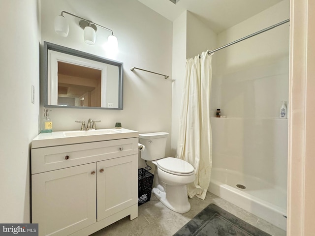 bathroom with a shower with curtain, vanity, and toilet