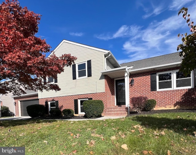 view of front of house featuring a front yard and a garage