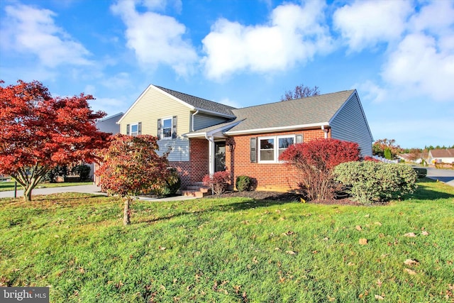 view of front of home featuring a front lawn