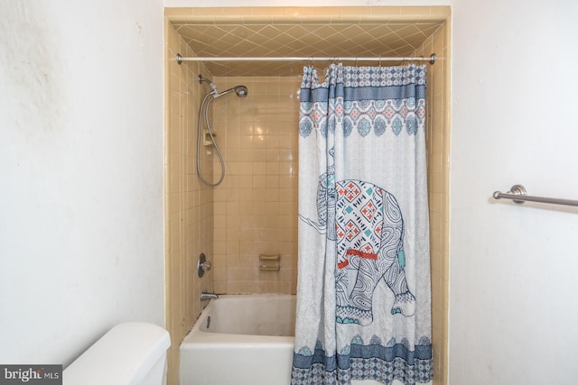 bathroom featuring shower / tub combo with curtain and toilet