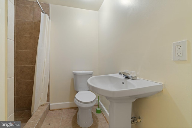 bathroom featuring tile patterned floors, a shower with shower curtain, and toilet