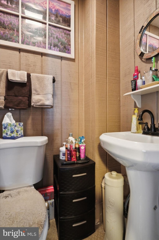 bathroom featuring toilet and sink