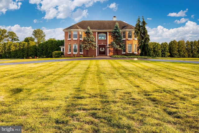 view of front facade with a front lawn