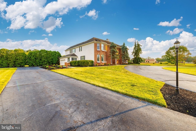 view of front facade featuring a front lawn