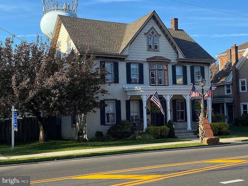 view of front facade featuring a front yard and a porch