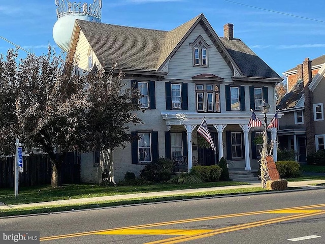 view of front facade featuring a front yard and a porch