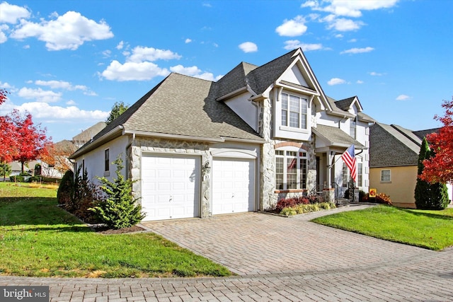 view of front facade featuring a front yard