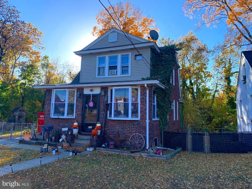 view of front of home featuring a front lawn