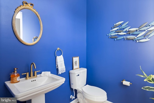 bathroom featuring toilet and sink