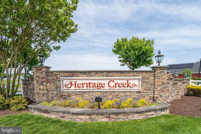 view of community / neighborhood sign