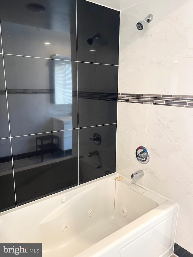 bathroom featuring tiled shower / bath combo