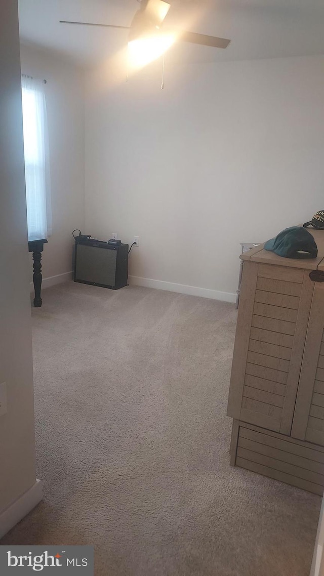 unfurnished room with light carpet and ceiling fan