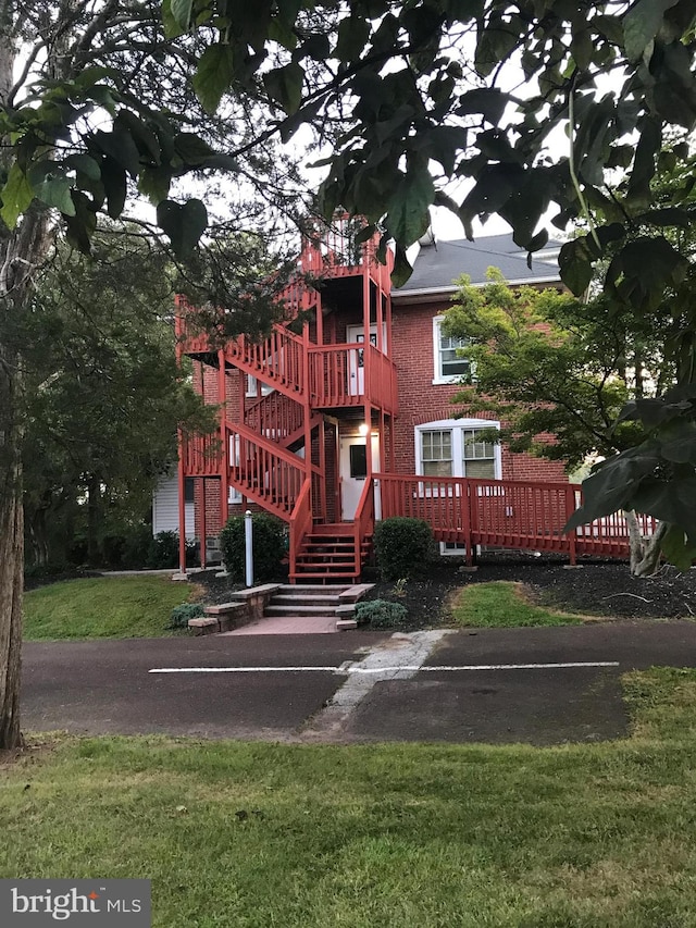 view of front of house with a front lawn