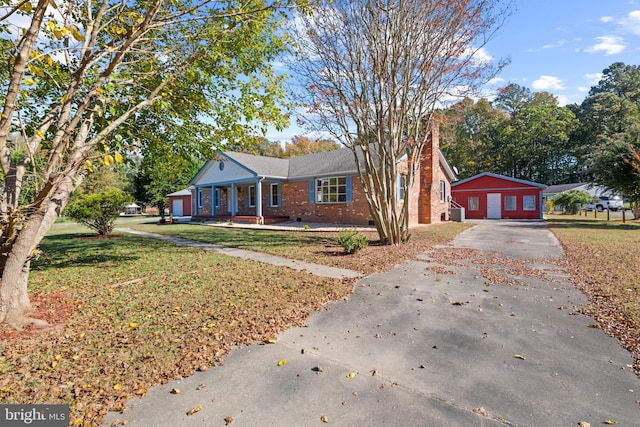 view of front of property featuring a front yard and covered porch