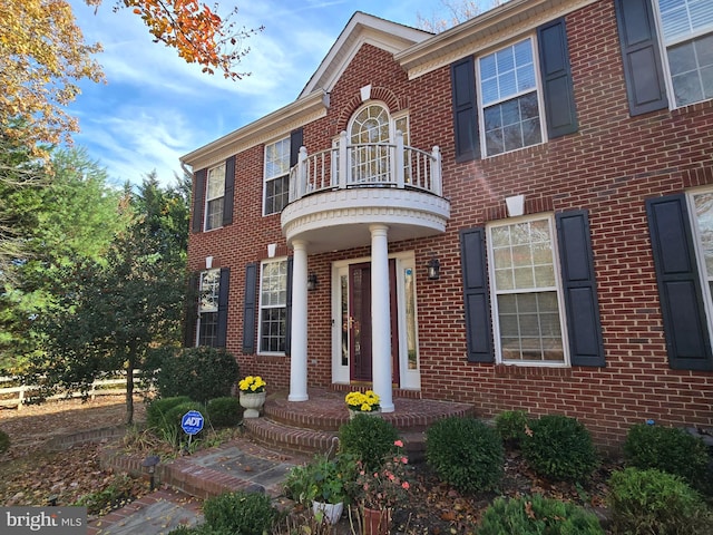 view of front of property featuring a balcony