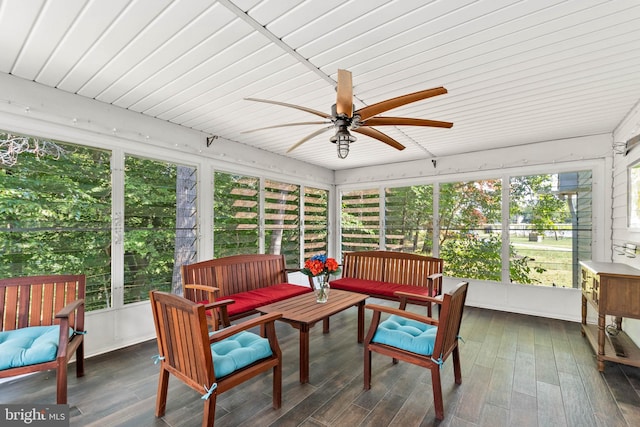 sunroom with ceiling fan