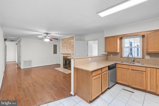 kitchen with ceiling fan, sink, stainless steel dishwasher, light hardwood / wood-style floors, and ornamental molding