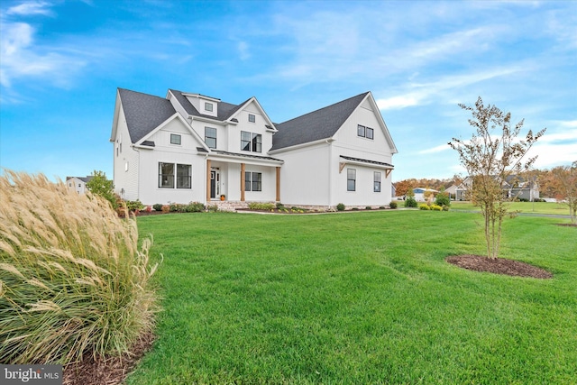 view of front of property featuring a front lawn