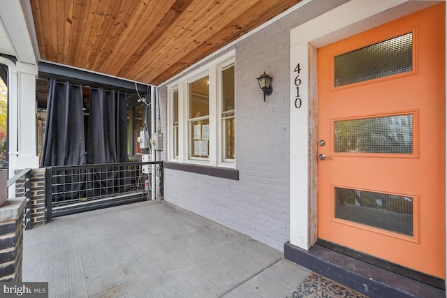 property entrance featuring a porch