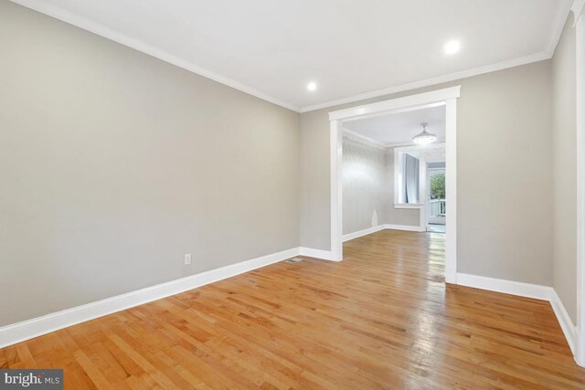 unfurnished room featuring light hardwood / wood-style floors, ceiling fan, and crown molding