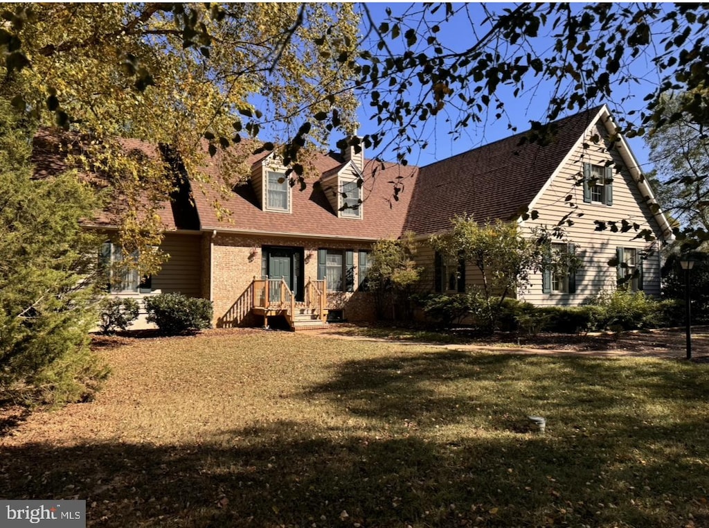 view of front facade with a front yard